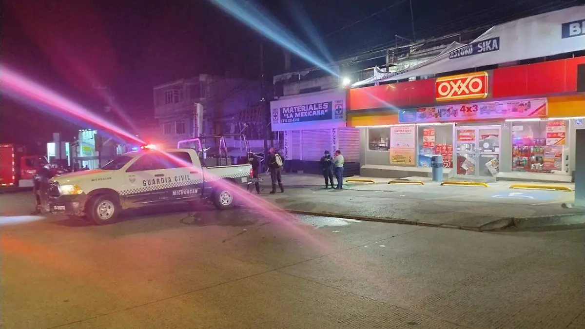 Patrulla de la Guardia Civil en un OXXO de Zitácuaro